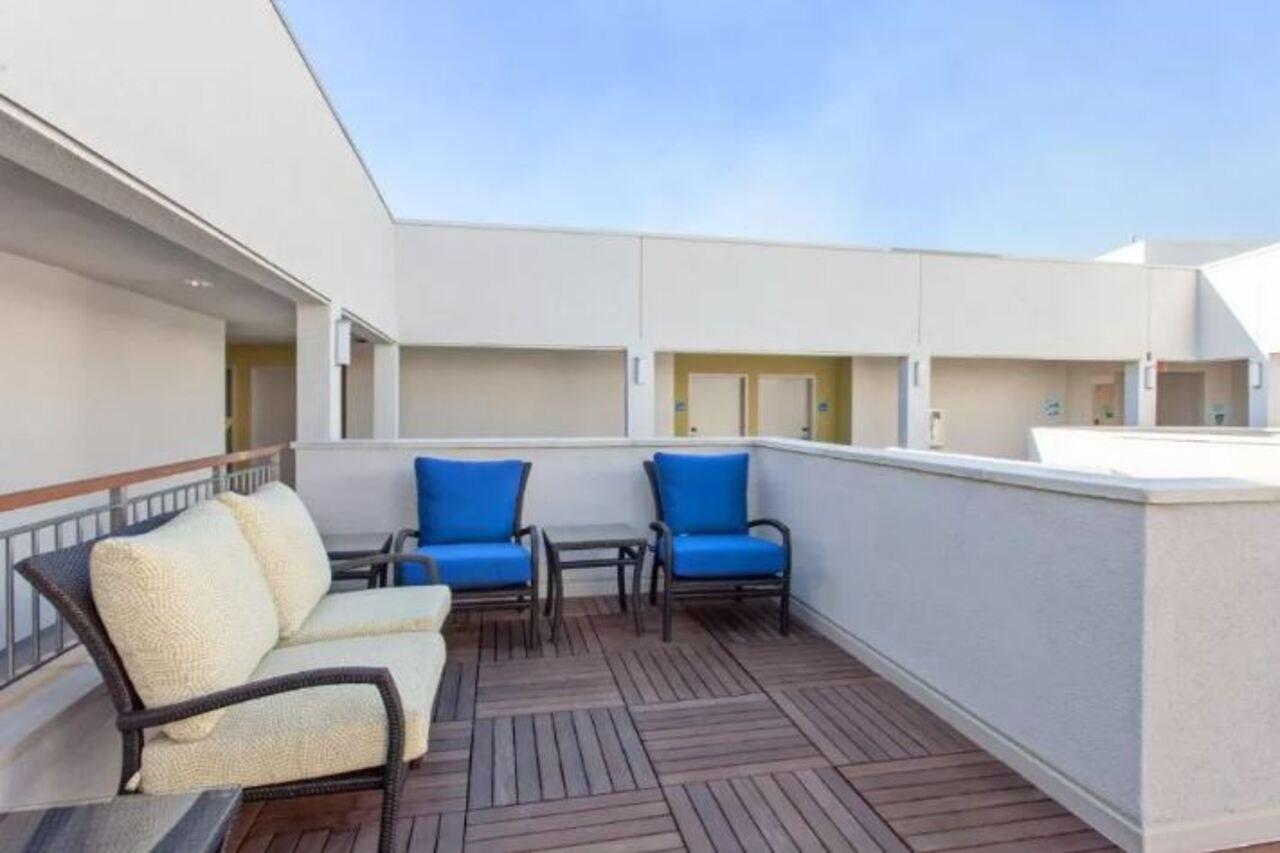 Holiday Inn Express West Los Angeles By Ihg Exterior photo