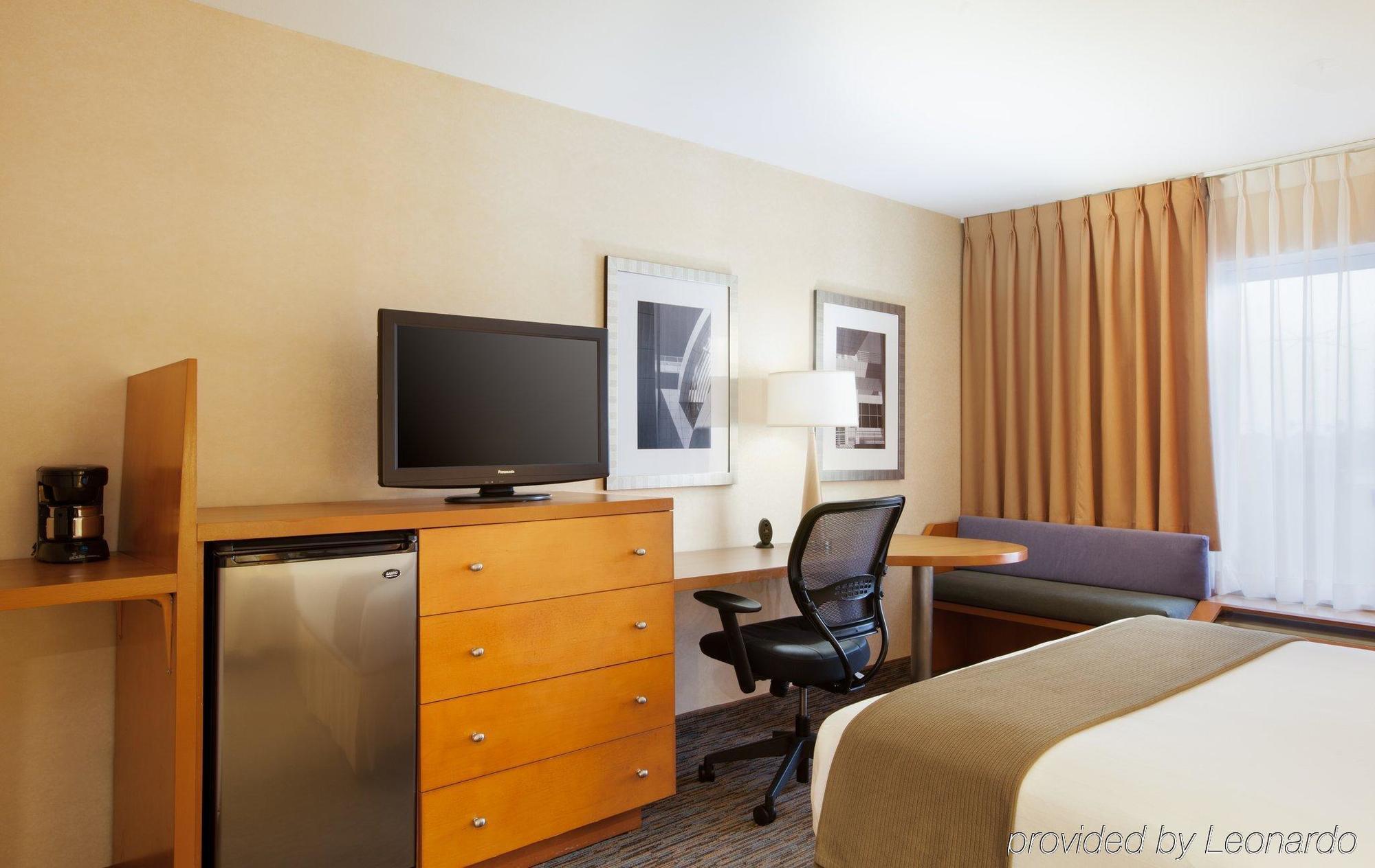 Holiday Inn Express West Los Angeles By Ihg Exterior photo