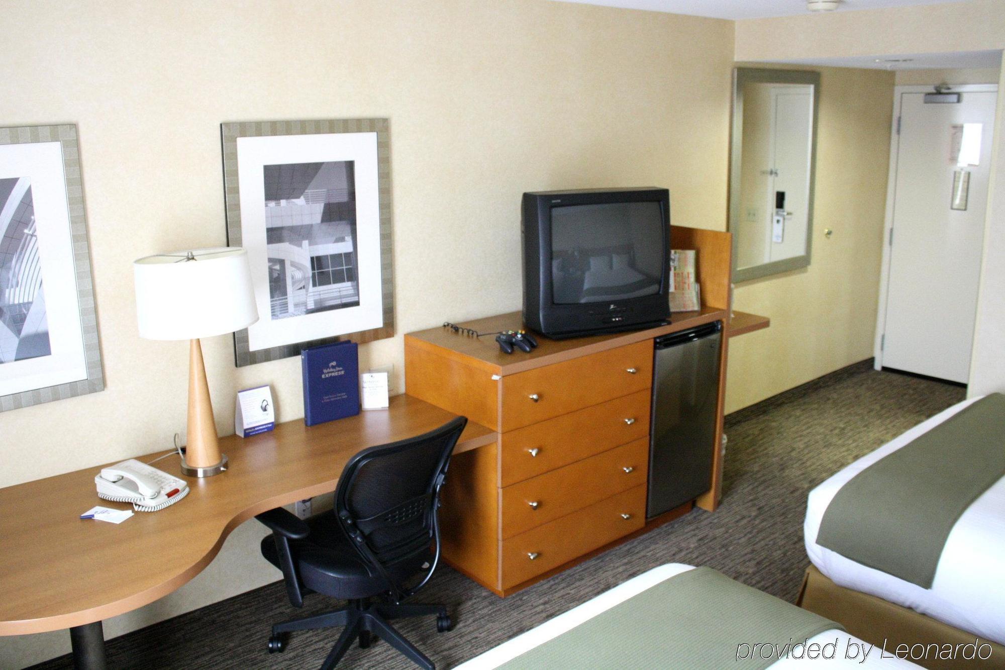 Holiday Inn Express West Los Angeles By Ihg Room photo