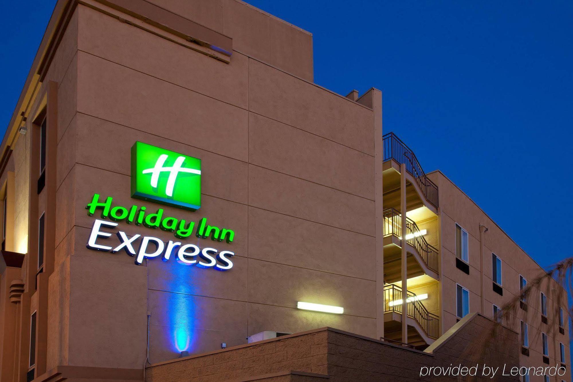 Holiday Inn Express West Los Angeles By Ihg Exterior photo