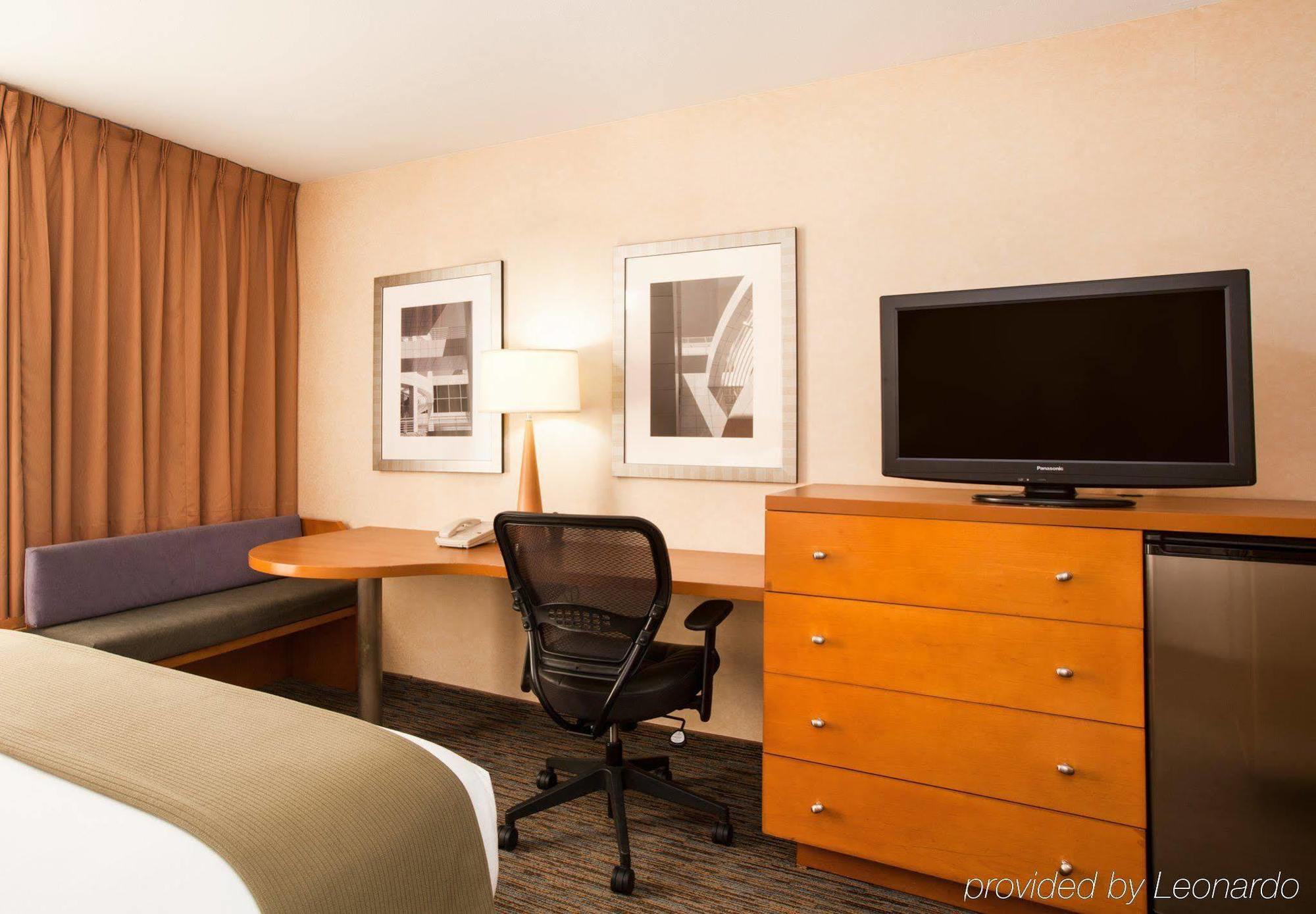 Holiday Inn Express West Los Angeles By Ihg Exterior photo