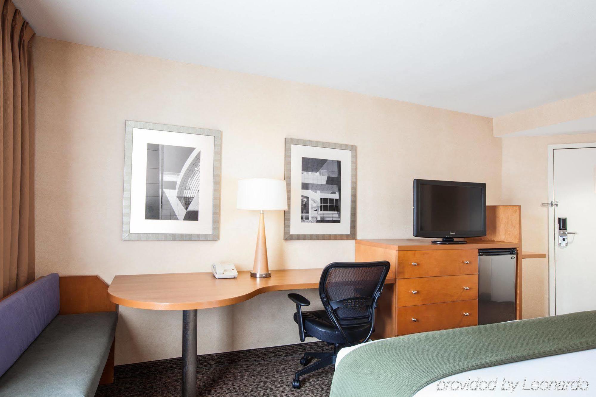 Holiday Inn Express West Los Angeles By Ihg Exterior photo