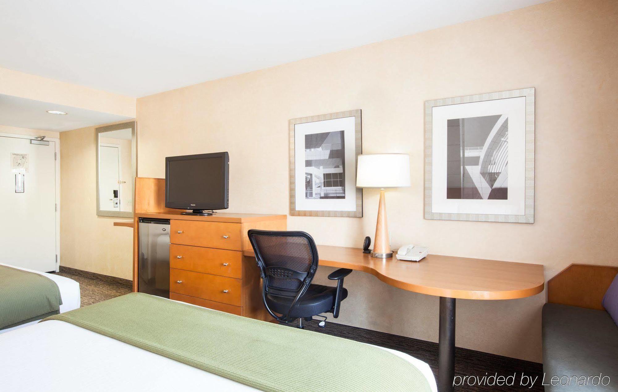Holiday Inn Express West Los Angeles By Ihg Exterior photo