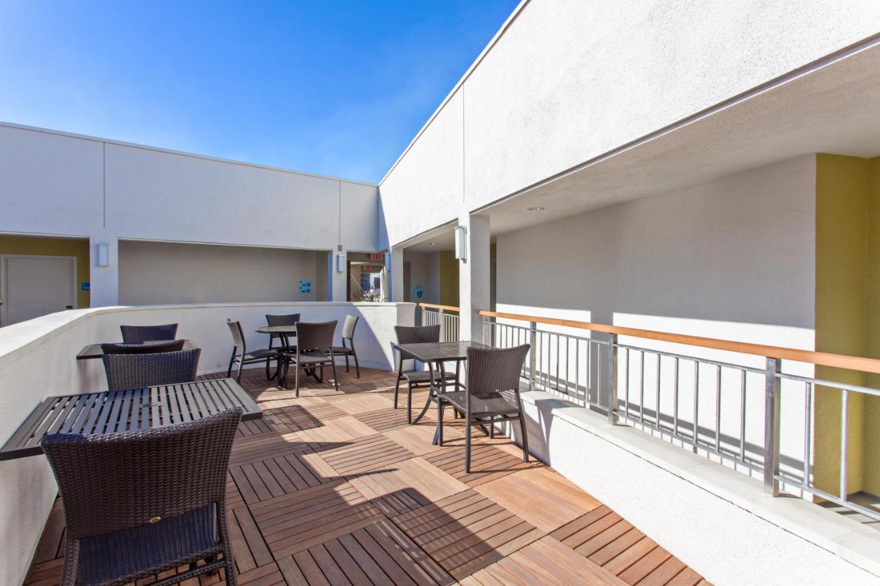 Holiday Inn Express West Los Angeles By Ihg Exterior photo